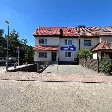 Terminal Family Airport Hostel Poznan Bagian luar foto