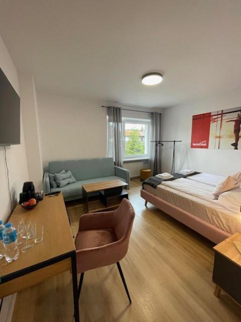 Terminal Family Airport Hostel Poznan Bagian luar foto