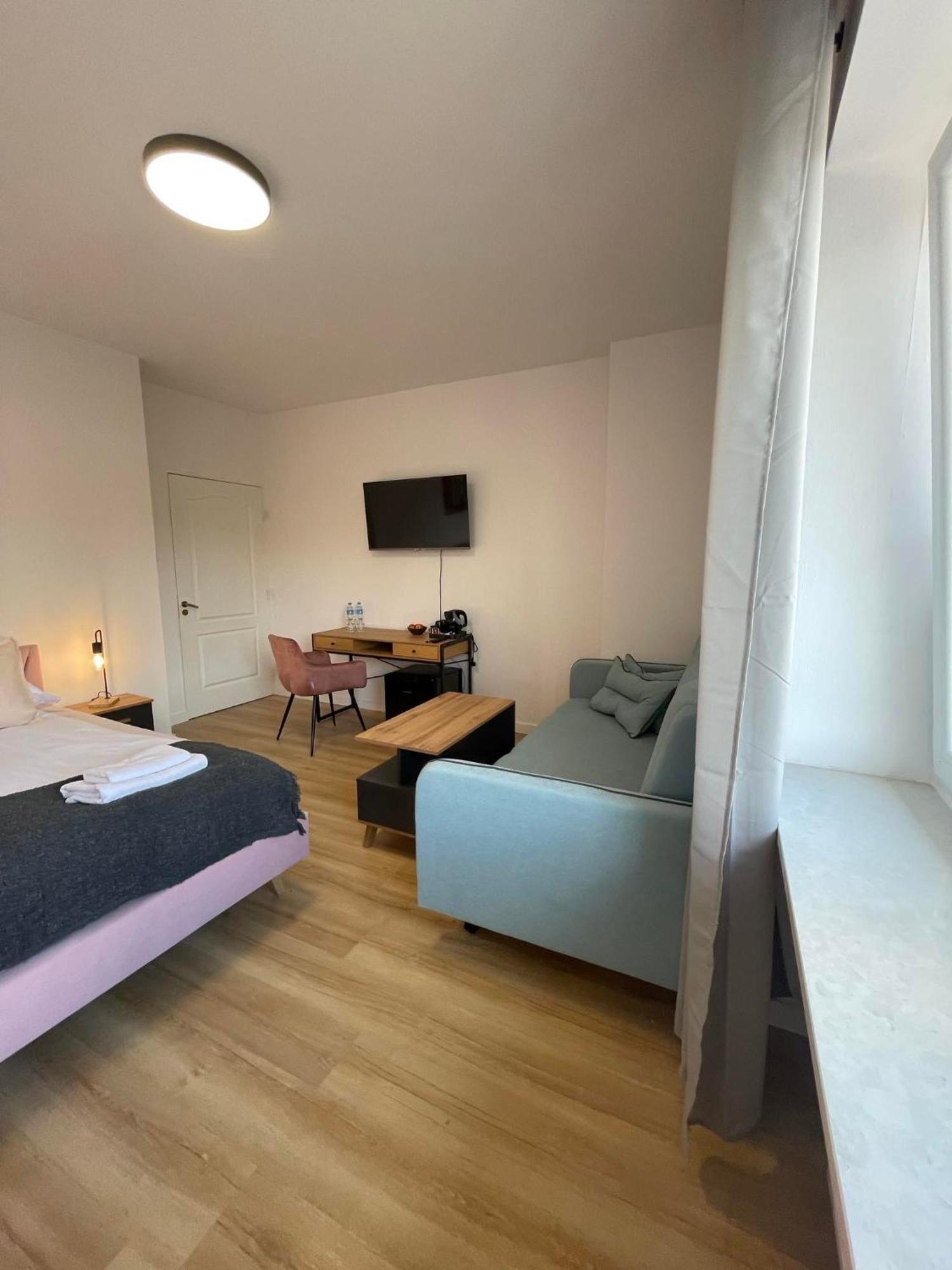 Terminal Family Airport Hostel Poznan Bagian luar foto