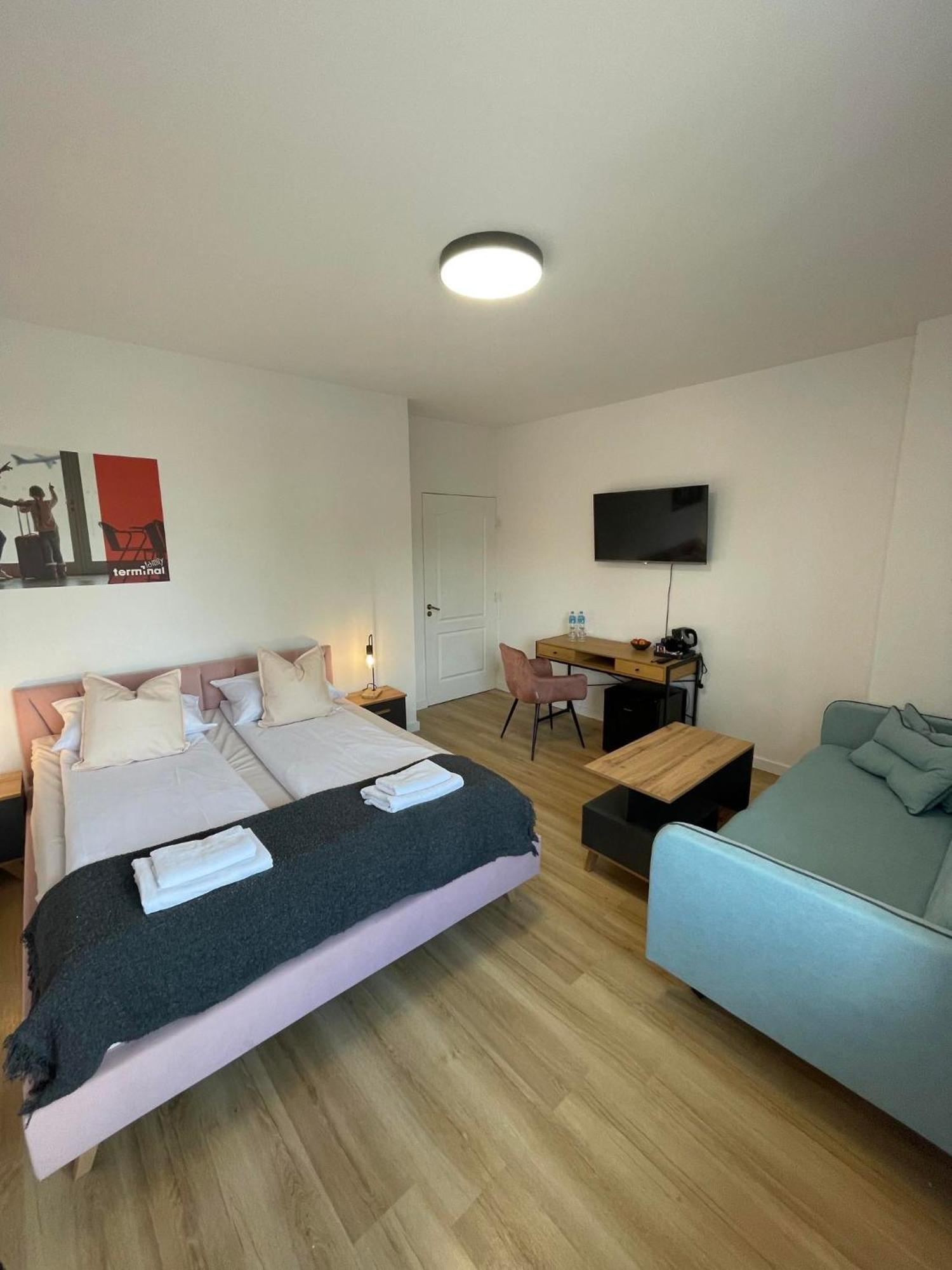 Terminal Family Airport Hostel Poznan Bagian luar foto